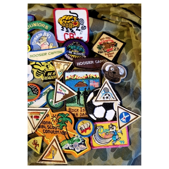**Lot of Assorted Girl Scout/ Brownie Embroidered Patches** - Picture 4 of 4